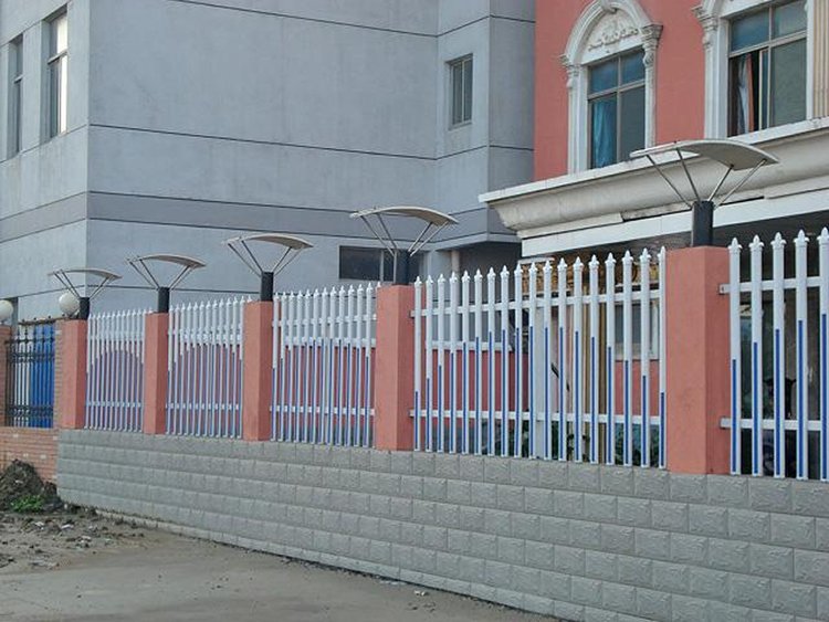 福建漳州PVC護欄 定制塑鋼圍欄，構筑別墅與廠區的安全美學